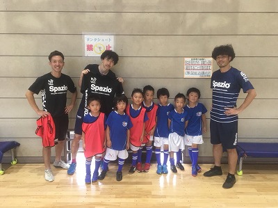 立川府中アスレティックＦＣ完山選手と小学生たち